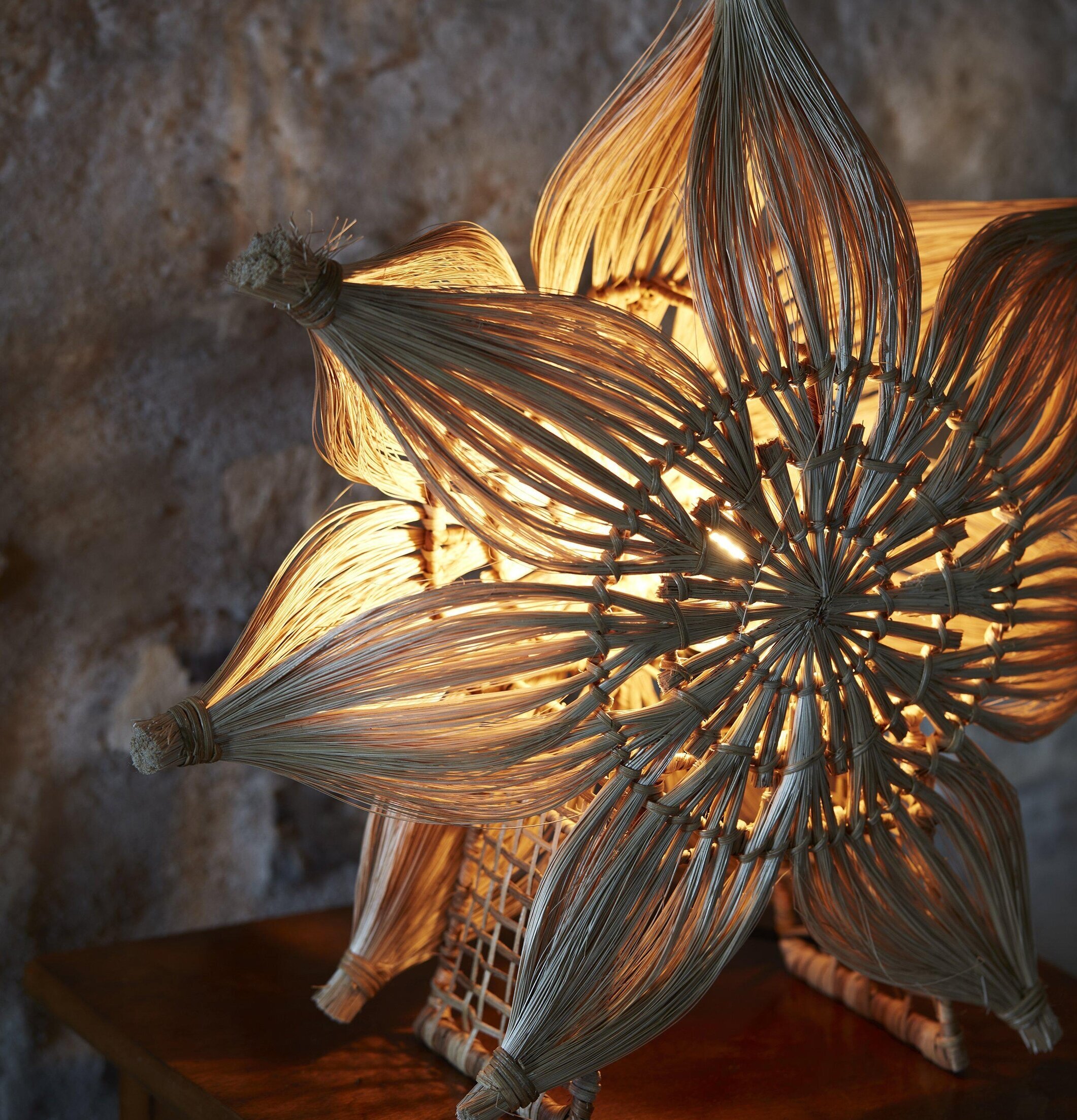 Bordstjärna Agnes 47cm från PR Home på träbord med stenmur