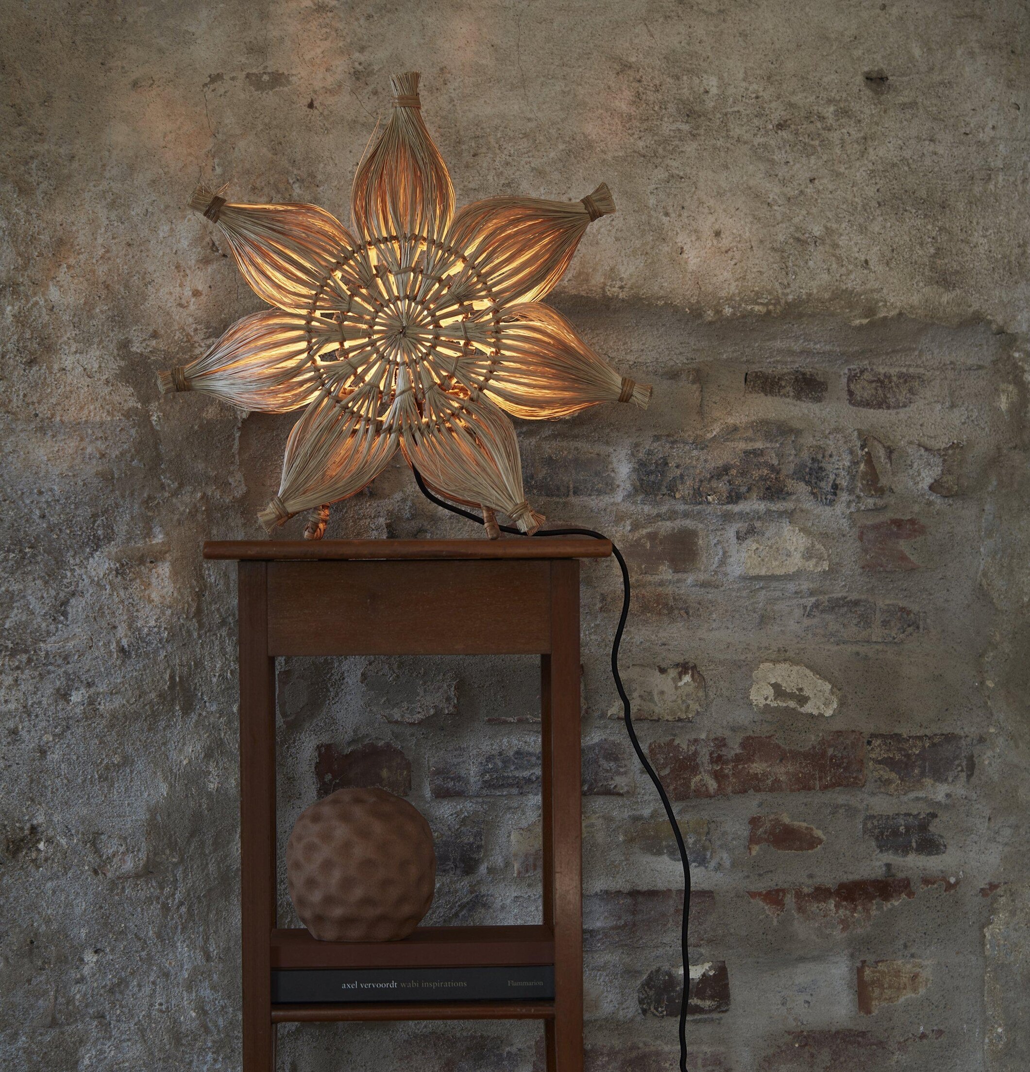 Bordstjärna Agnes 47cm från PR Home på mörkt träbord