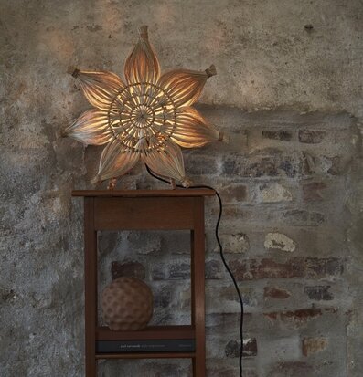 Bordstjärna Agnes 47cm från PR Home på mörkt träbord