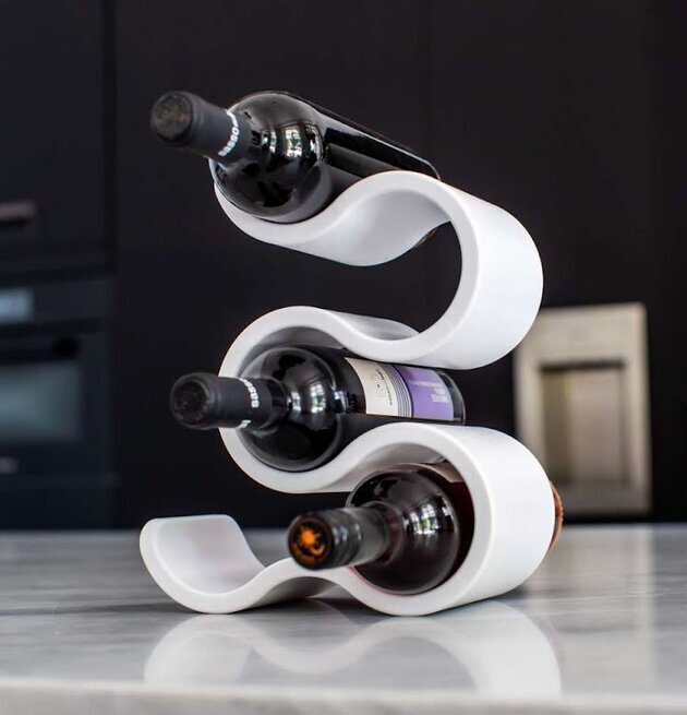 Vinställ Boa Vit från Koziol på en marmorbänk i köket