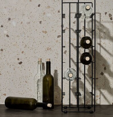 Pilare Vinställ 12 Flaskor Svart från Blomus mot beige vägg