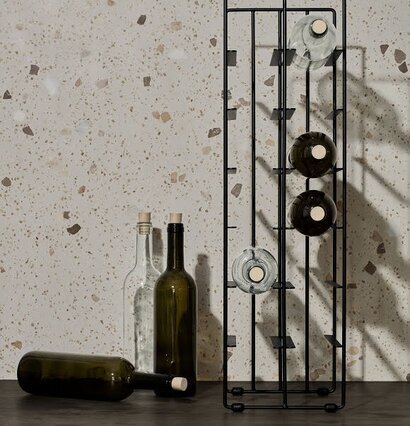 Pilare Vinställ 12 Flaskor Svart från Blomus mot beige vägg