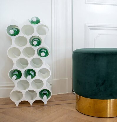 Set-up Vinställ Vit från Koziol på parkettgolv med pall