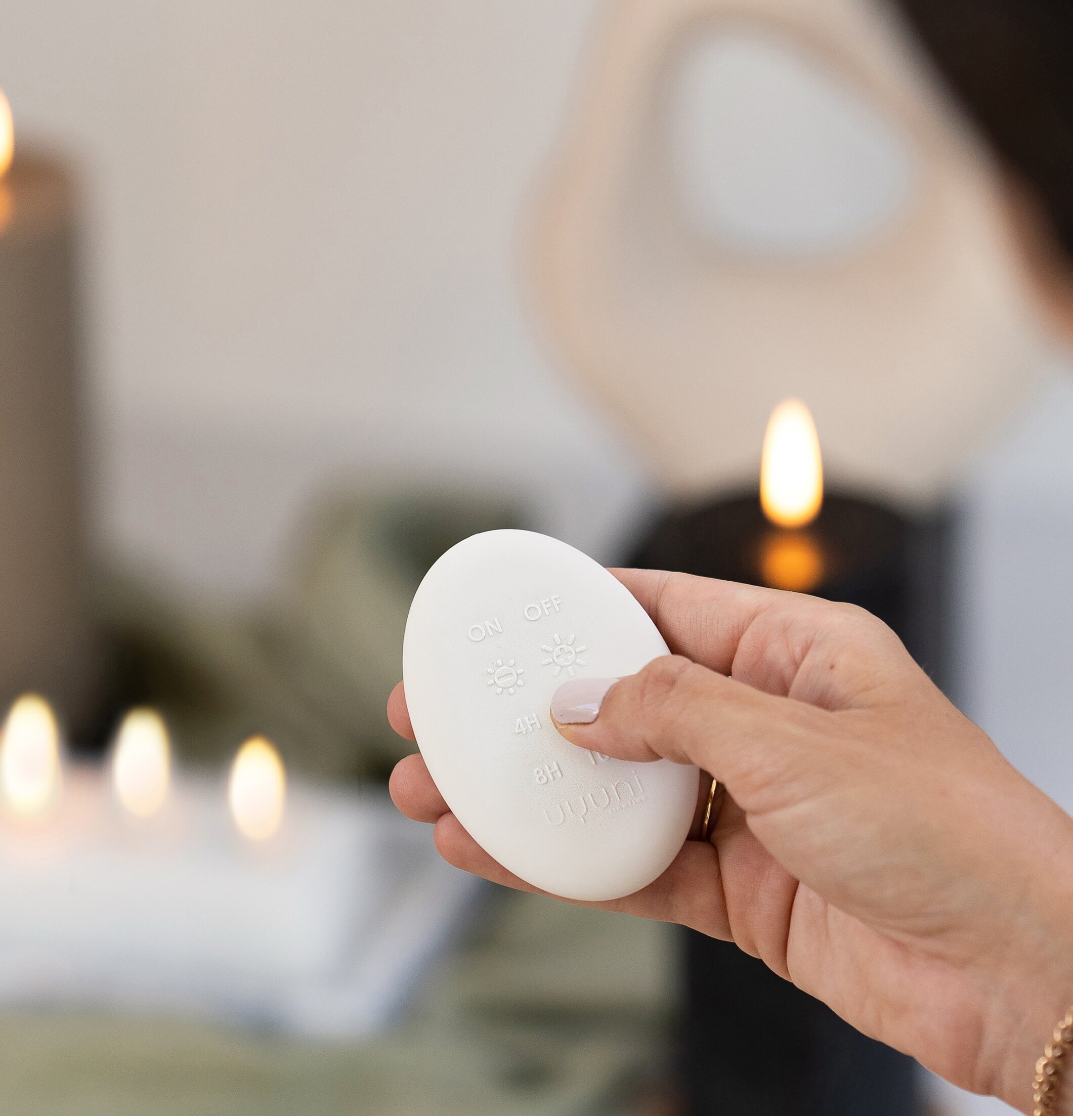 Uyuni Fjärrkontroll Premium Magnet Vit från Uyuni i hand