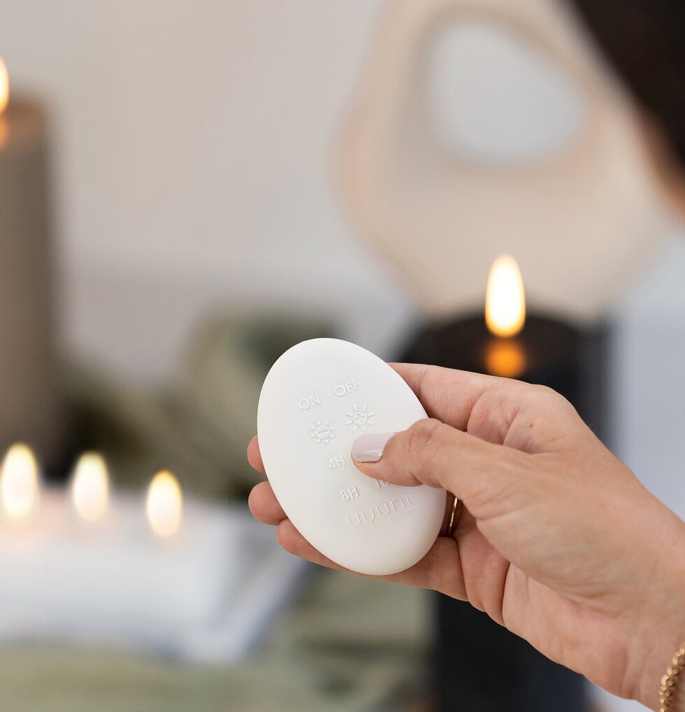 Uyuni Fjärrkontroll Premium Magnet Vit från Uyuni i hand