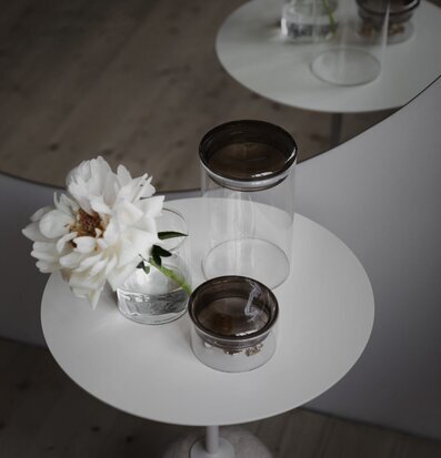 Förvaringsburk Mellan - Ernst från Ernst på vitt sidobord