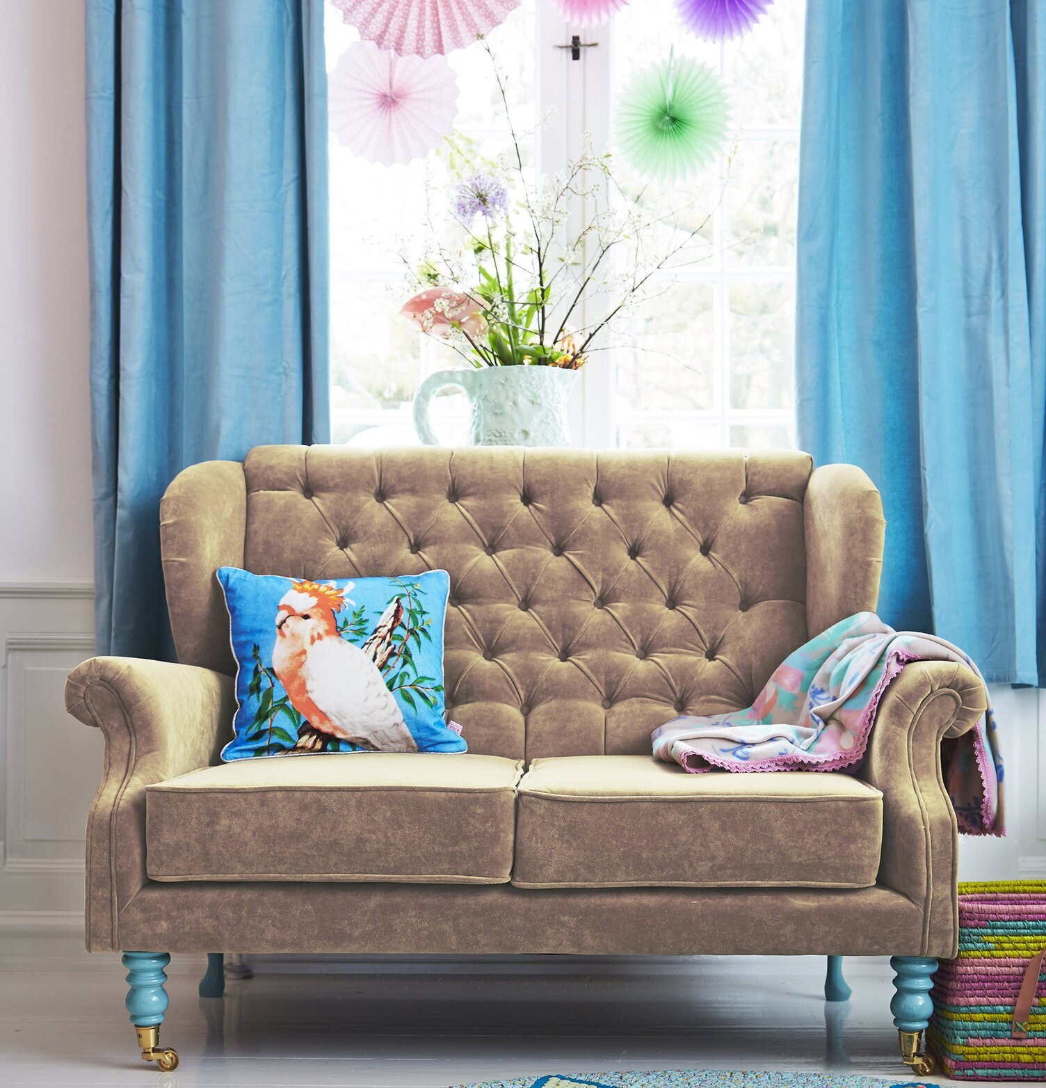 Kudde Turkos Vintage Cockatoo från Rice på beige Chesterfield