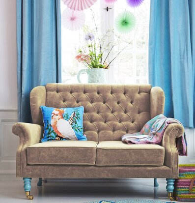 Kudde Turkos Vintage Cockatoo från Rice på beige Chesterfield
