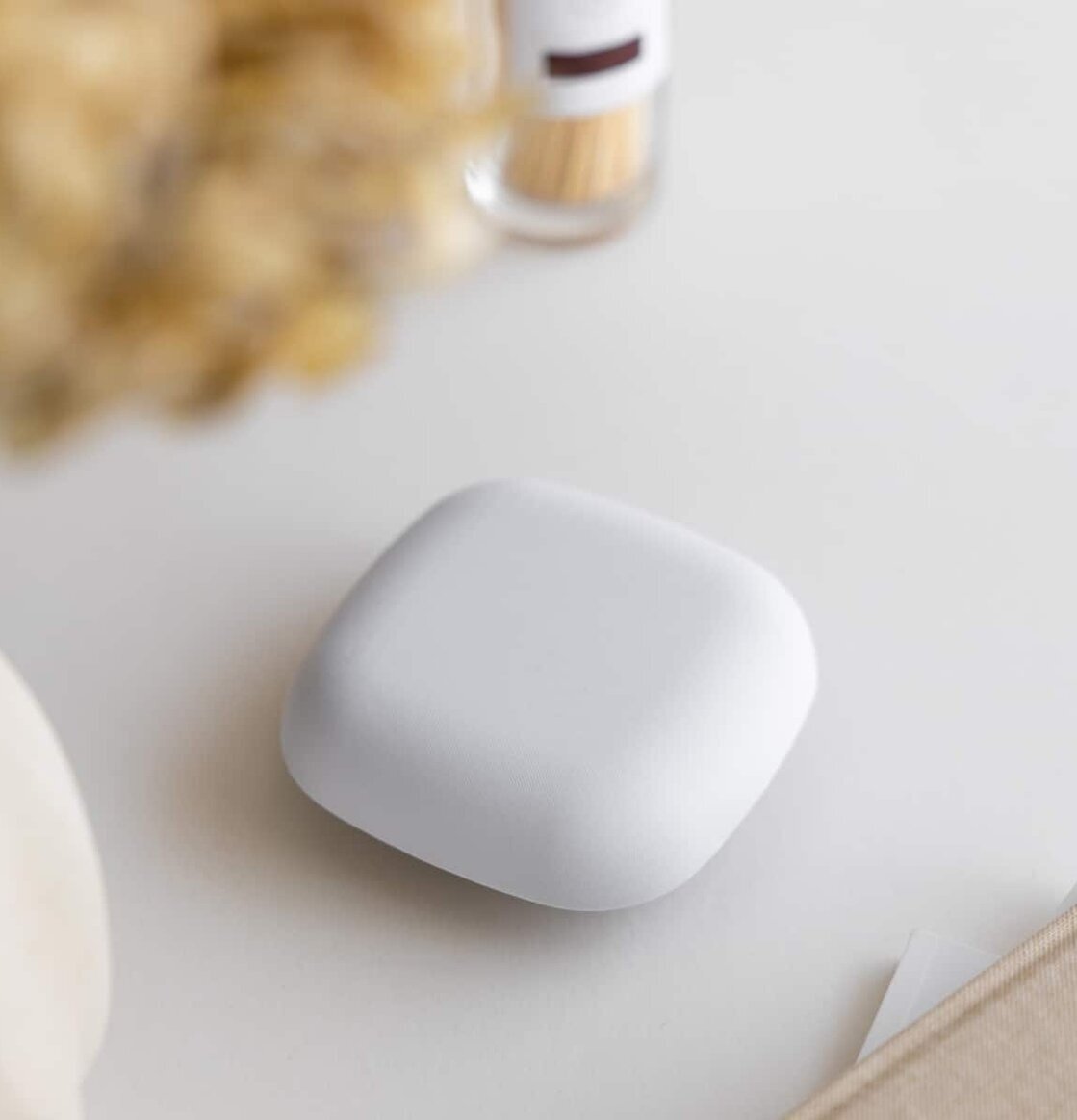 Brandvarnare Vit Jalo från Eldstickan på vit bänkskiva