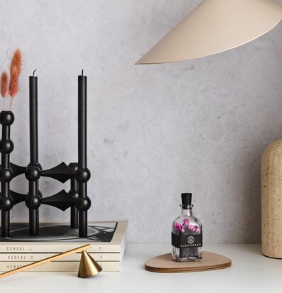 Eldstickan Tändstickor Liten Rodonit på träbas med böcker