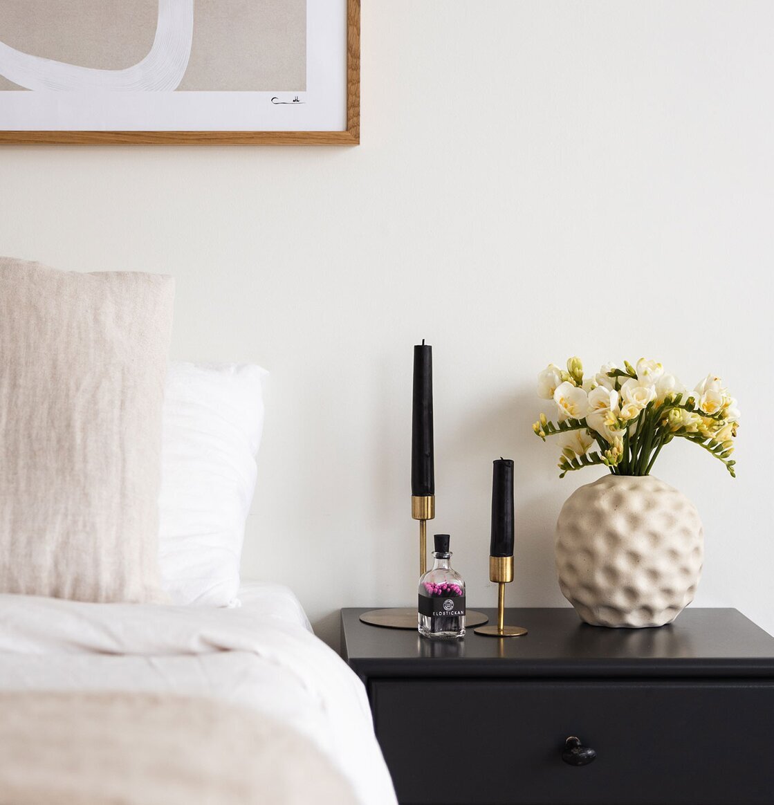 Tändstickor Liten Rodonit från Eldstickan på nattduksbord