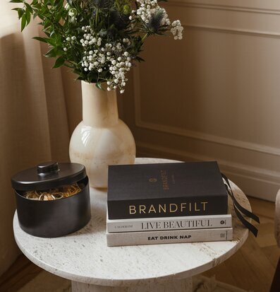 Brandfilt Eldstickan från Eldstickan på ljust stenbord