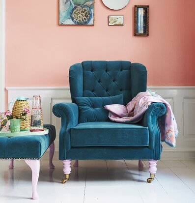 Bild av smakfullt inredd miljö med färgglada detaljer