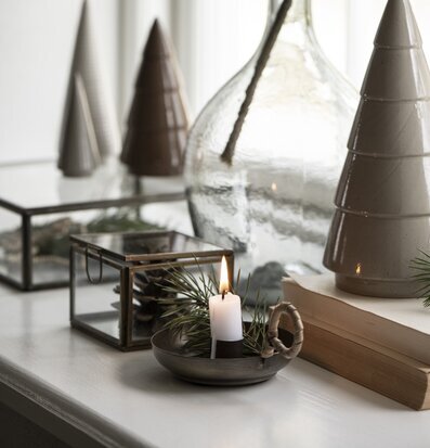 Ljusstake Med Handtag från IB Laursen på vit fönsterkarm