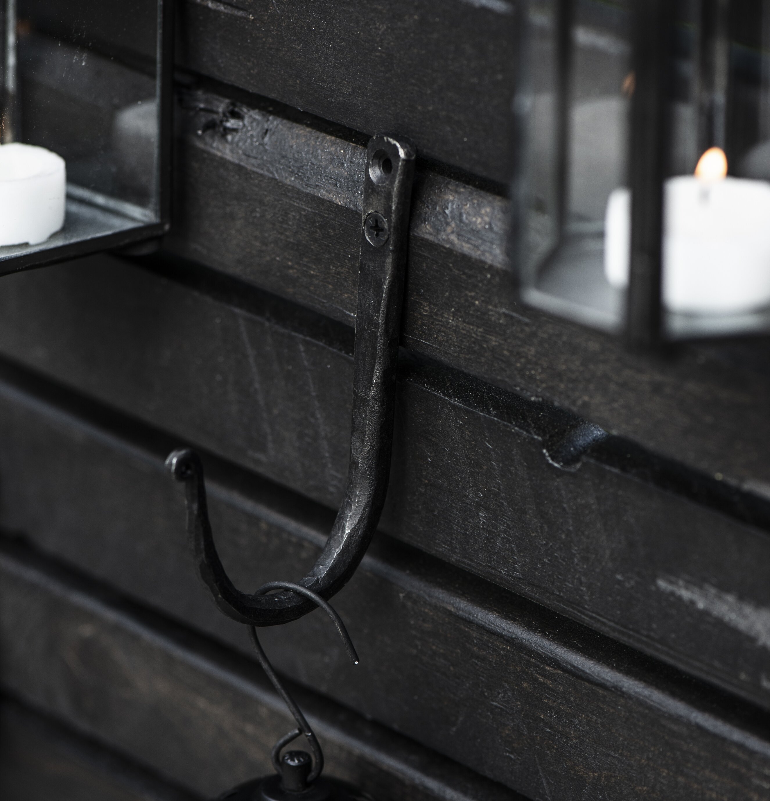 Krok Smide från IB Laursen monterad på mörk trävägg