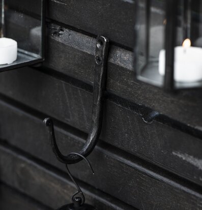 Krok Smide från IB Laursen monterad på mörk trävägg