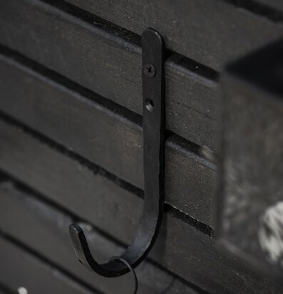 Krok Smide från IB Laursen monterad på mörk trävägg