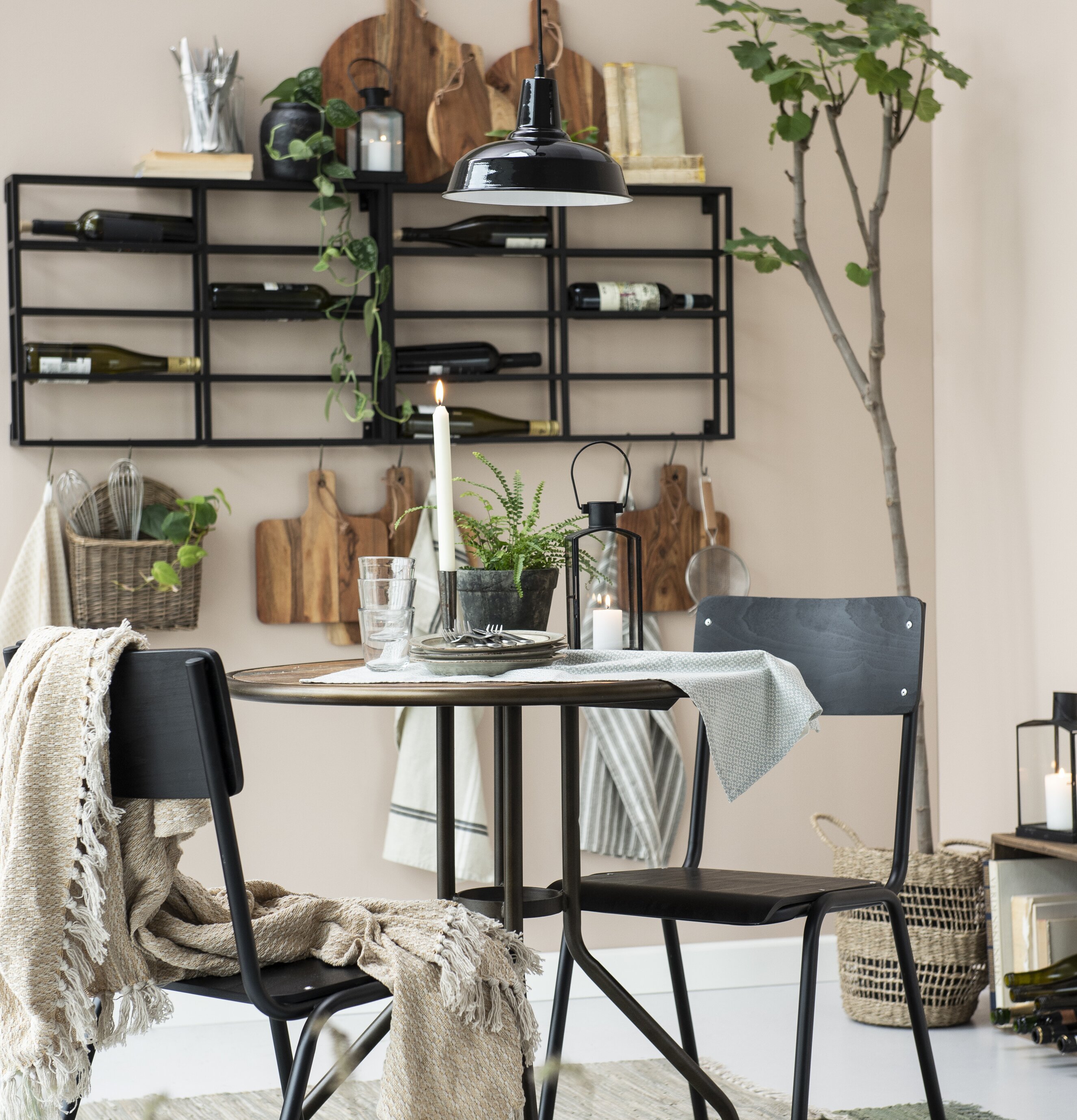 Vinställ Antiksvart Vägg från IB Laursen på ljusbeige vägg