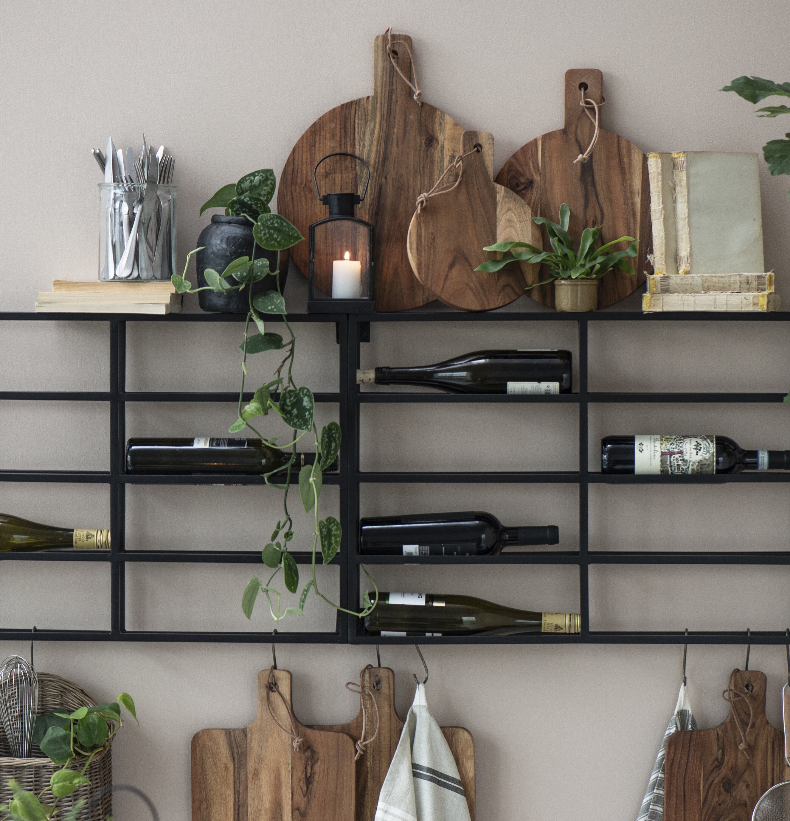 Vinställ Antiksvart Vägg från IB Laursen med vinflaskor