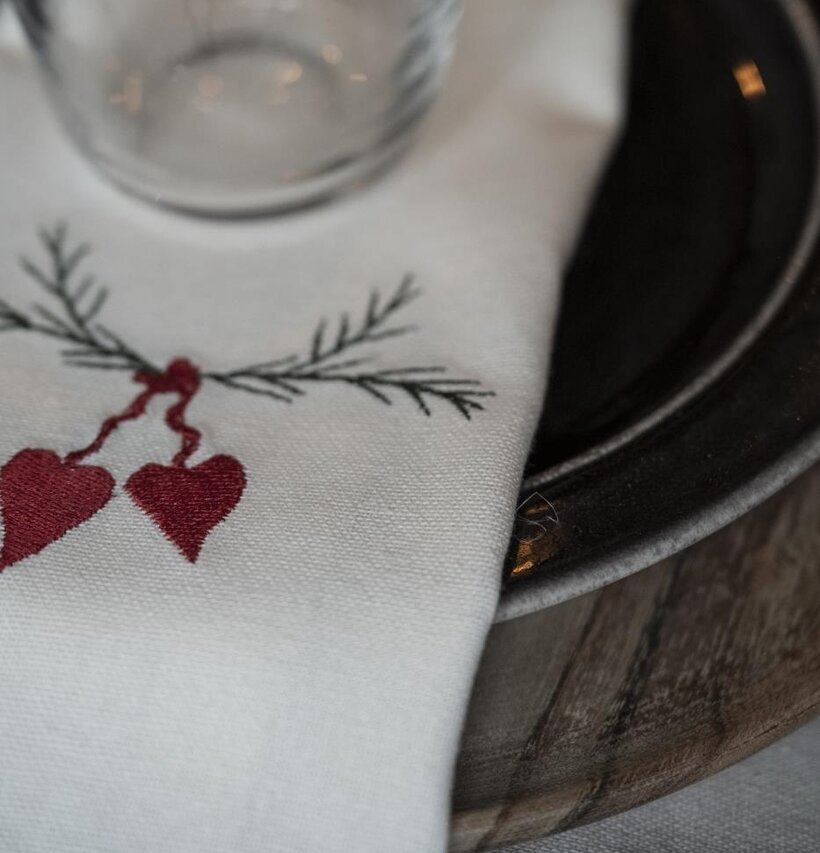 Tygservett Röda Hjärtan från IB Laursen på rustikt träbord