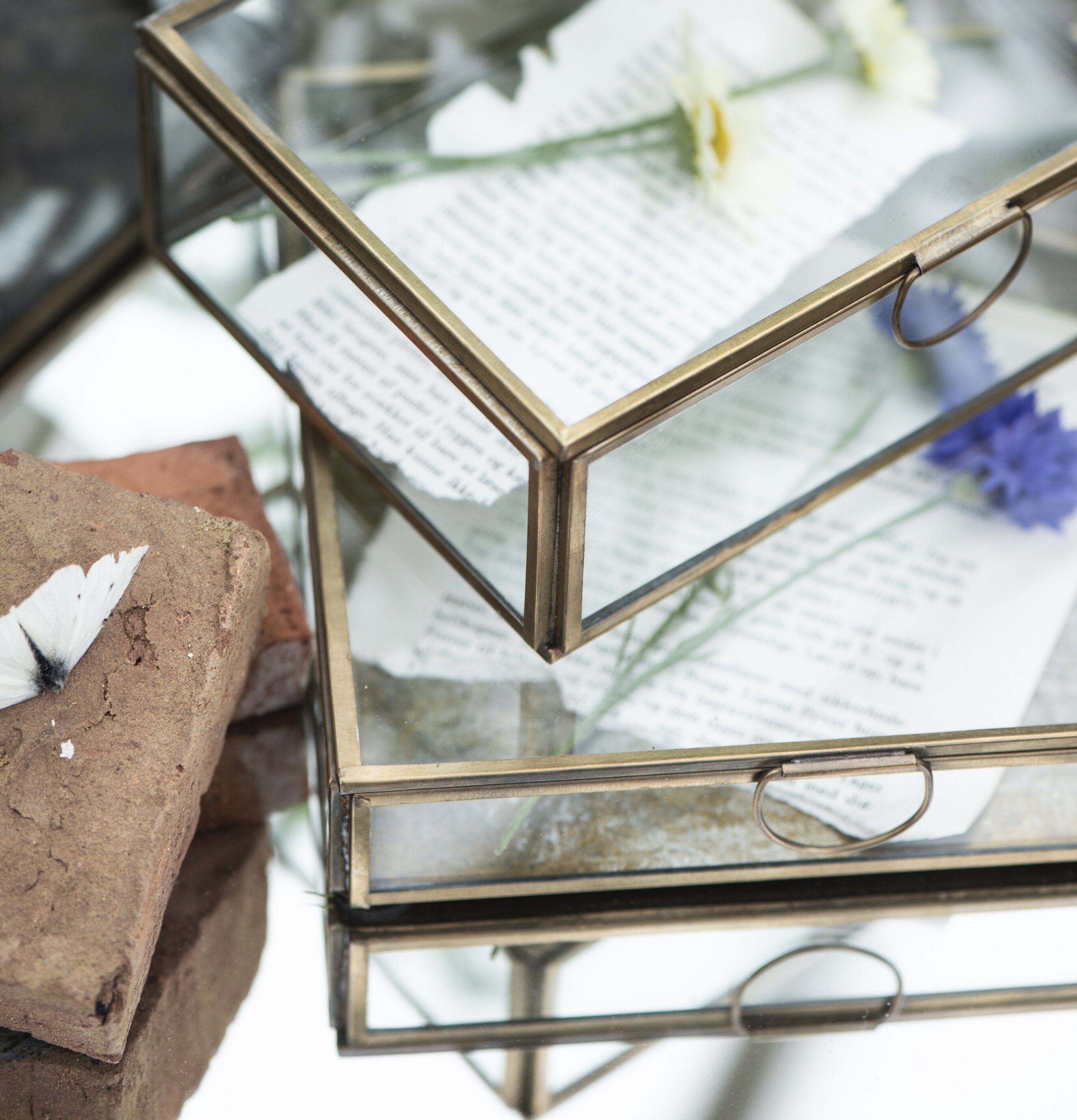 Glasbox Låg Solitaire Mässing från IB Laursen med dekorationer