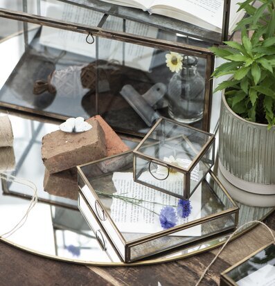 Glasbox Låg Solitaire Mässing från IB Laursen med blommor