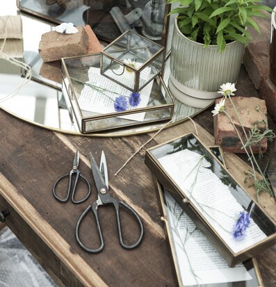 Glasbox Låg Solitaire Mässing från IB Laursen på arbetsyta