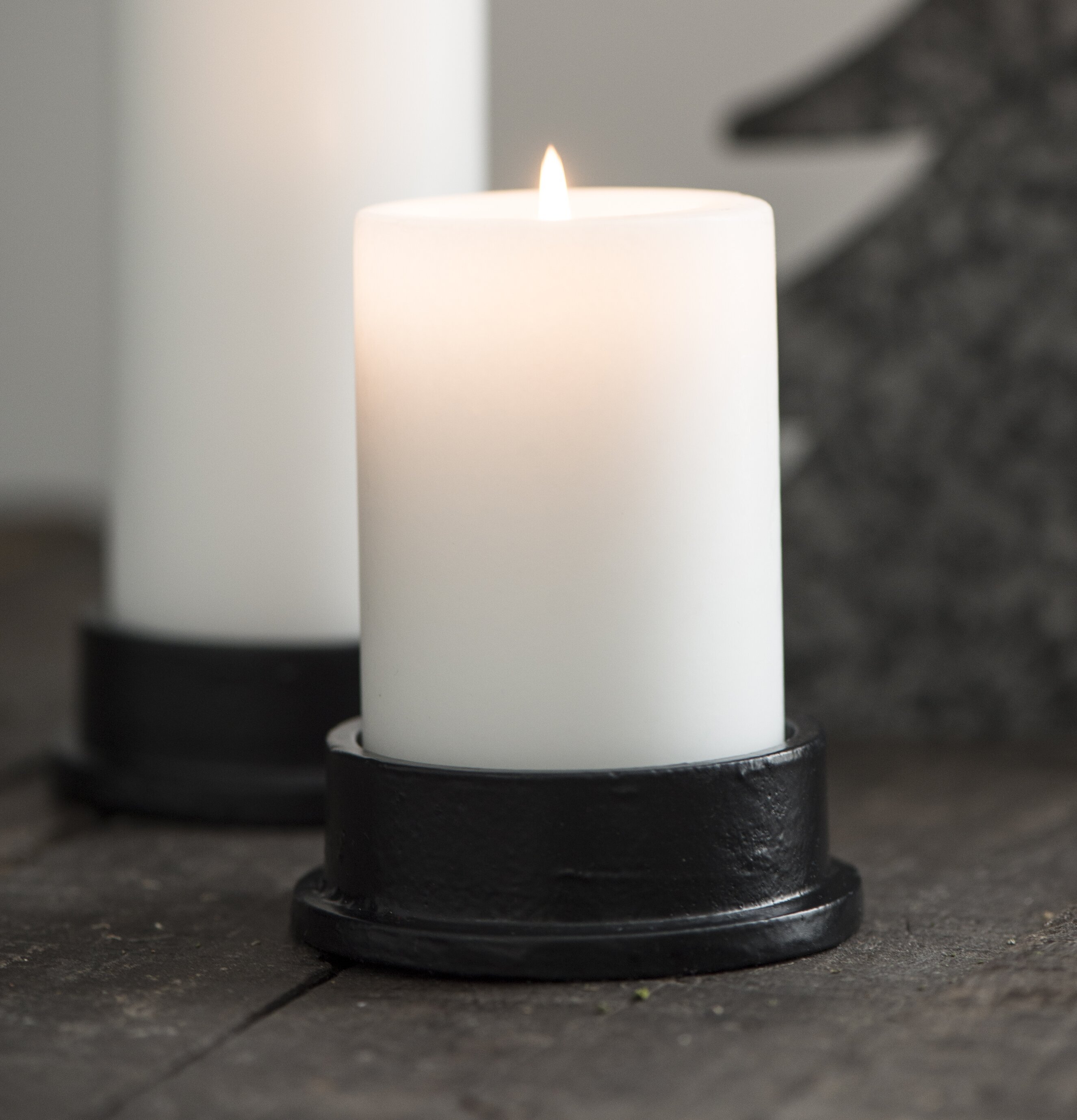 Ljusstake Svart Blockljus från IB Laursen på mörkt träbord