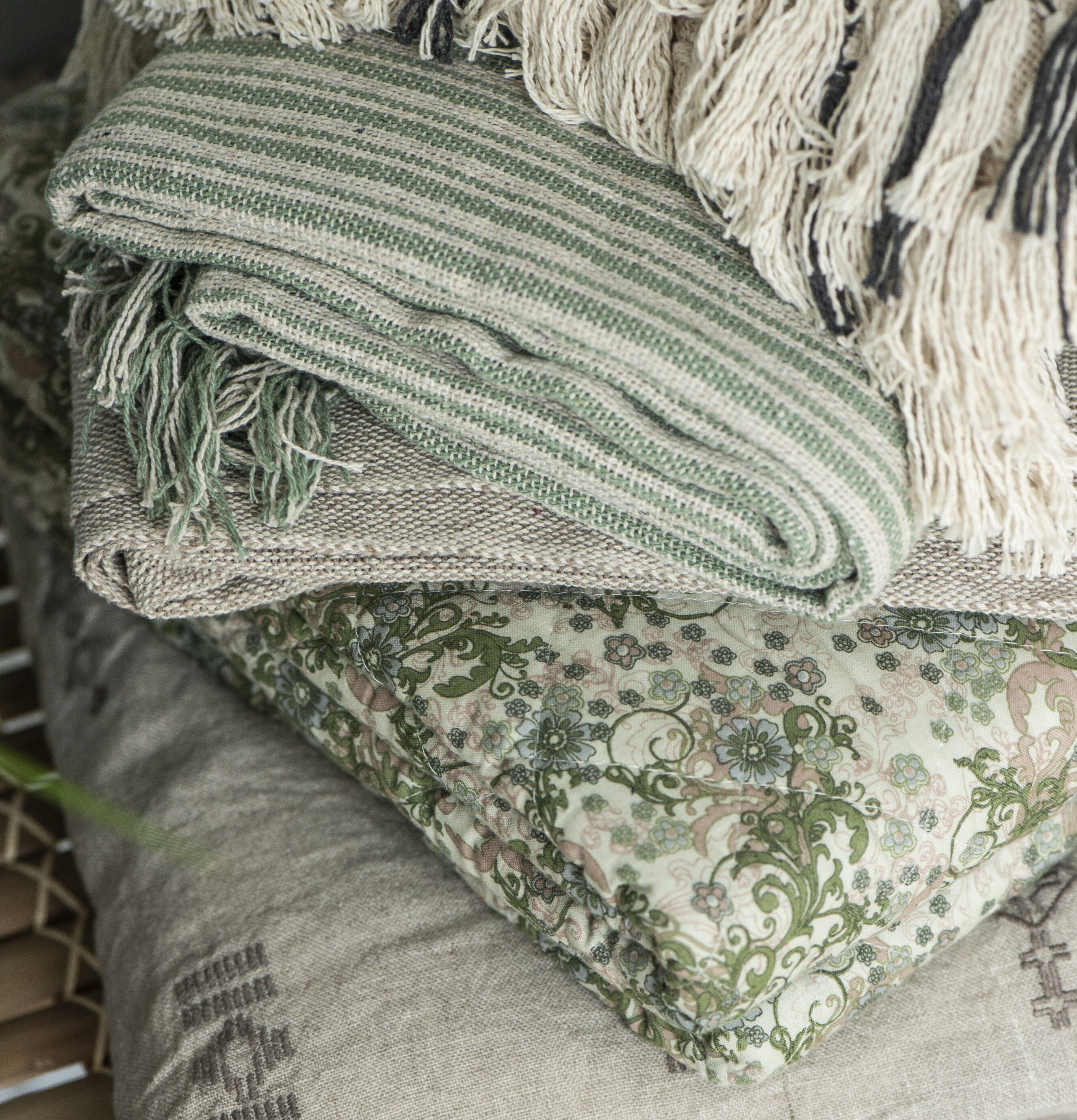 Täcke Grön Paisley Flower från IB Laursen i hemtrevlig miljö