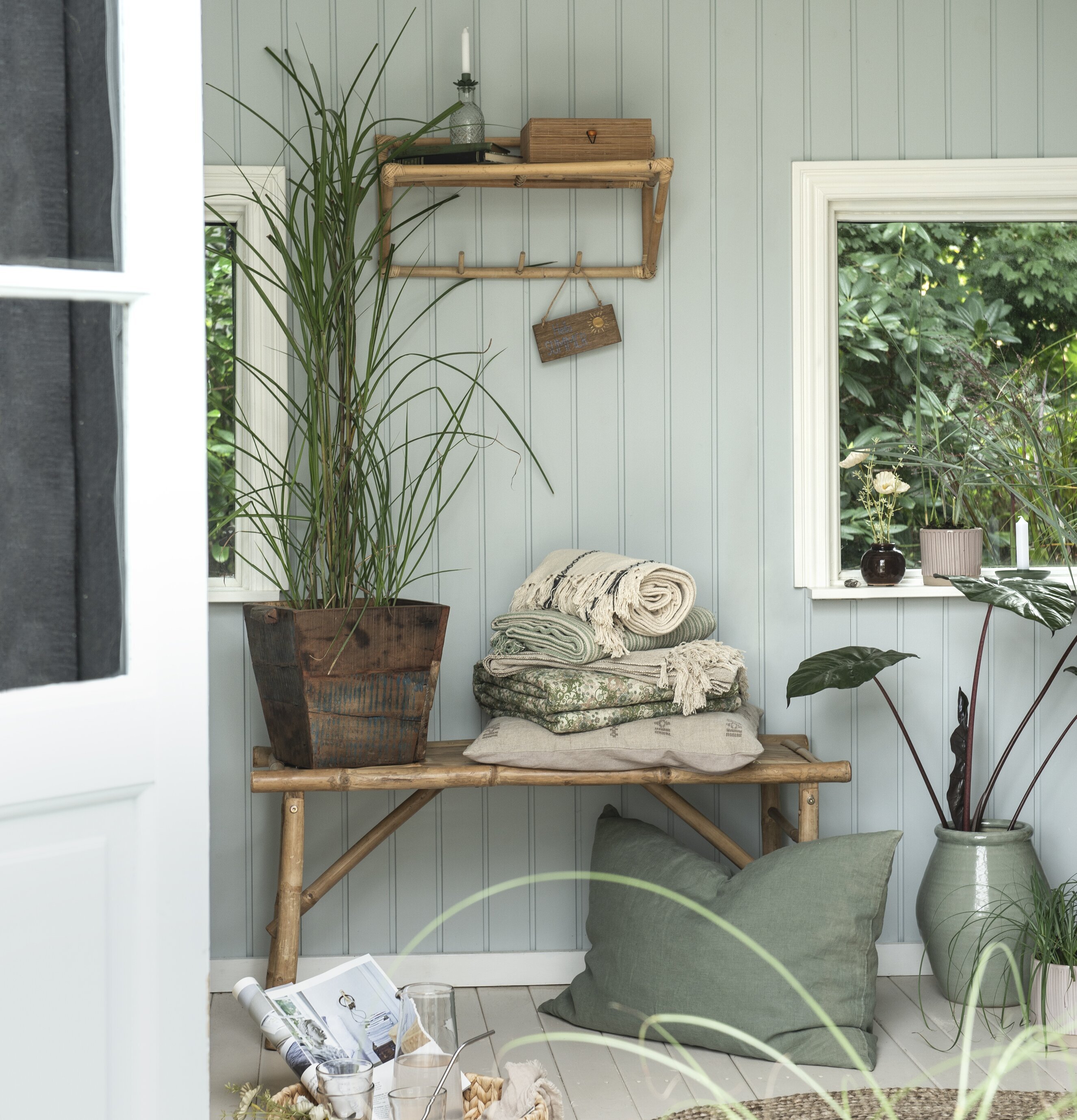 Täcke Grön Paisley Flower från IB Laursen på en bänk