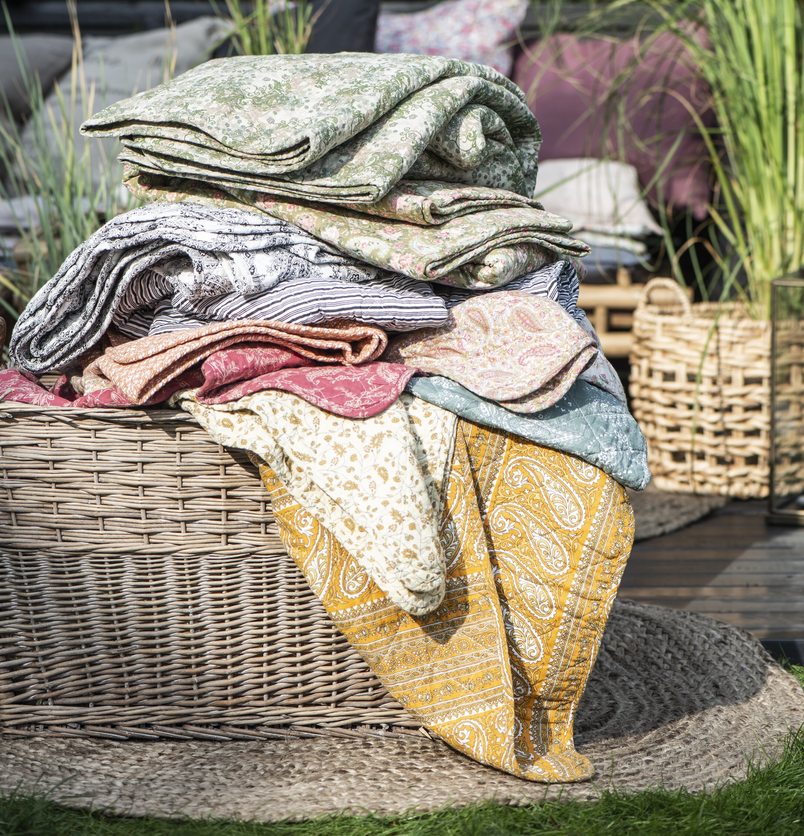 Täcke Gul Paisley Flower från IB Laursen i en flätad korg