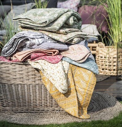 Täcke Gul Paisley Flower från IB Laursen i en flätad korg