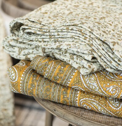 Täcke Gul Paisley Flower från IB Laursen på rustikt träbord