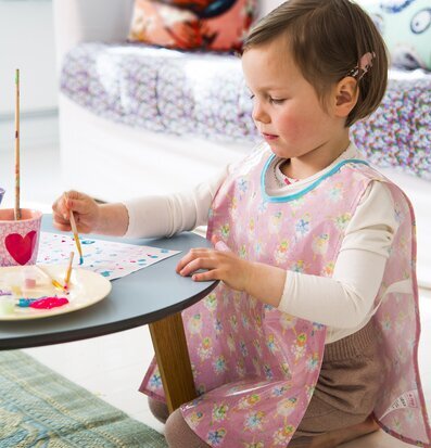 Kudde Korall Vintage Bluebird från Rice i färgglad miljö