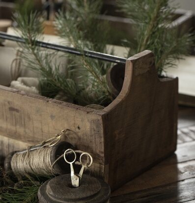 Trälåda Med Järnhandtag från IB Laursen på rustikt bord