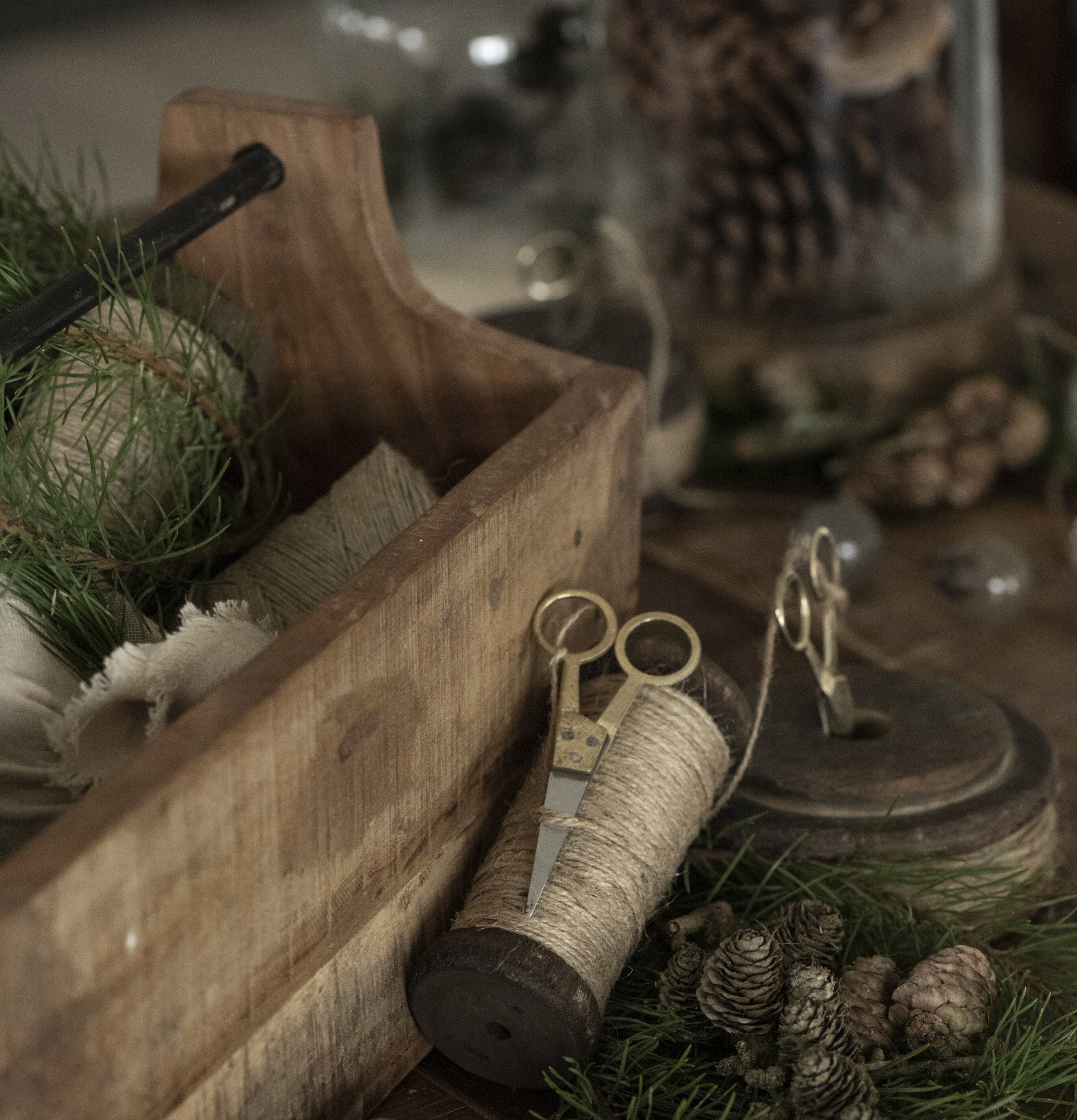 Trälåda Med Järnhandtag från IB Laursen fylld med pyssel