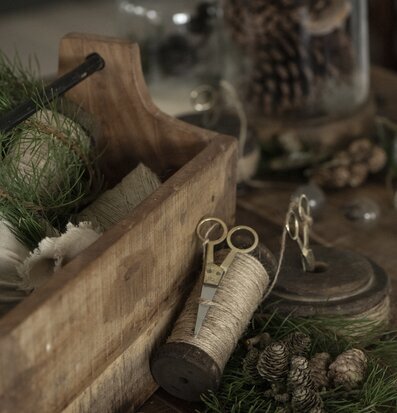 Trälåda Med Järnhandtag från IB Laursen fylld med pyssel