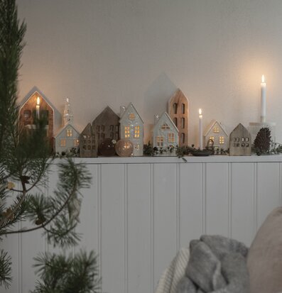 Bild av harmonisk inredning med ljus och dekorationer