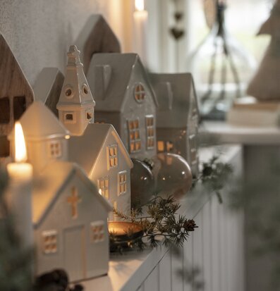 Bild av keramikhus med mysig belysning och dekorationer