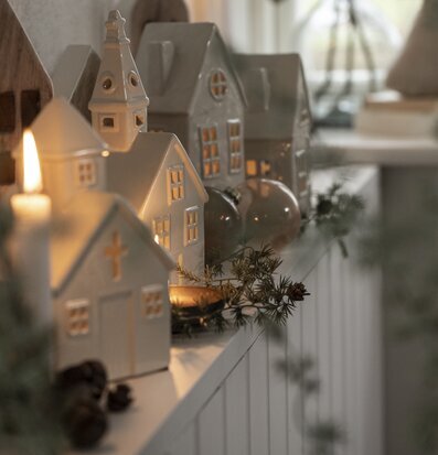 Foto av dekorativa ljuslyktor i vinterlandskap