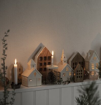 Bild av stämningsfulla ljuslyktor i hemtrevlig miljö