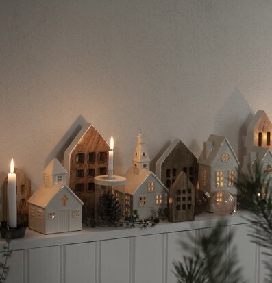 Bild av mysiga dekorationshus med vinterkänsla