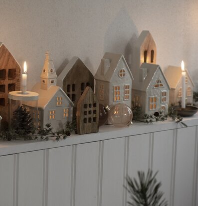 Foto av charmig heminredning med ljuslyktor och granar