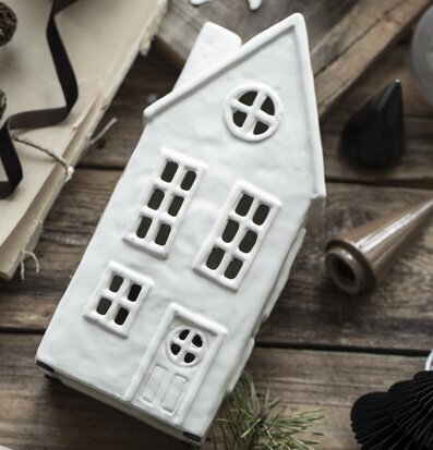 Bild av stämningsfull ljuslykta och juldekorationer