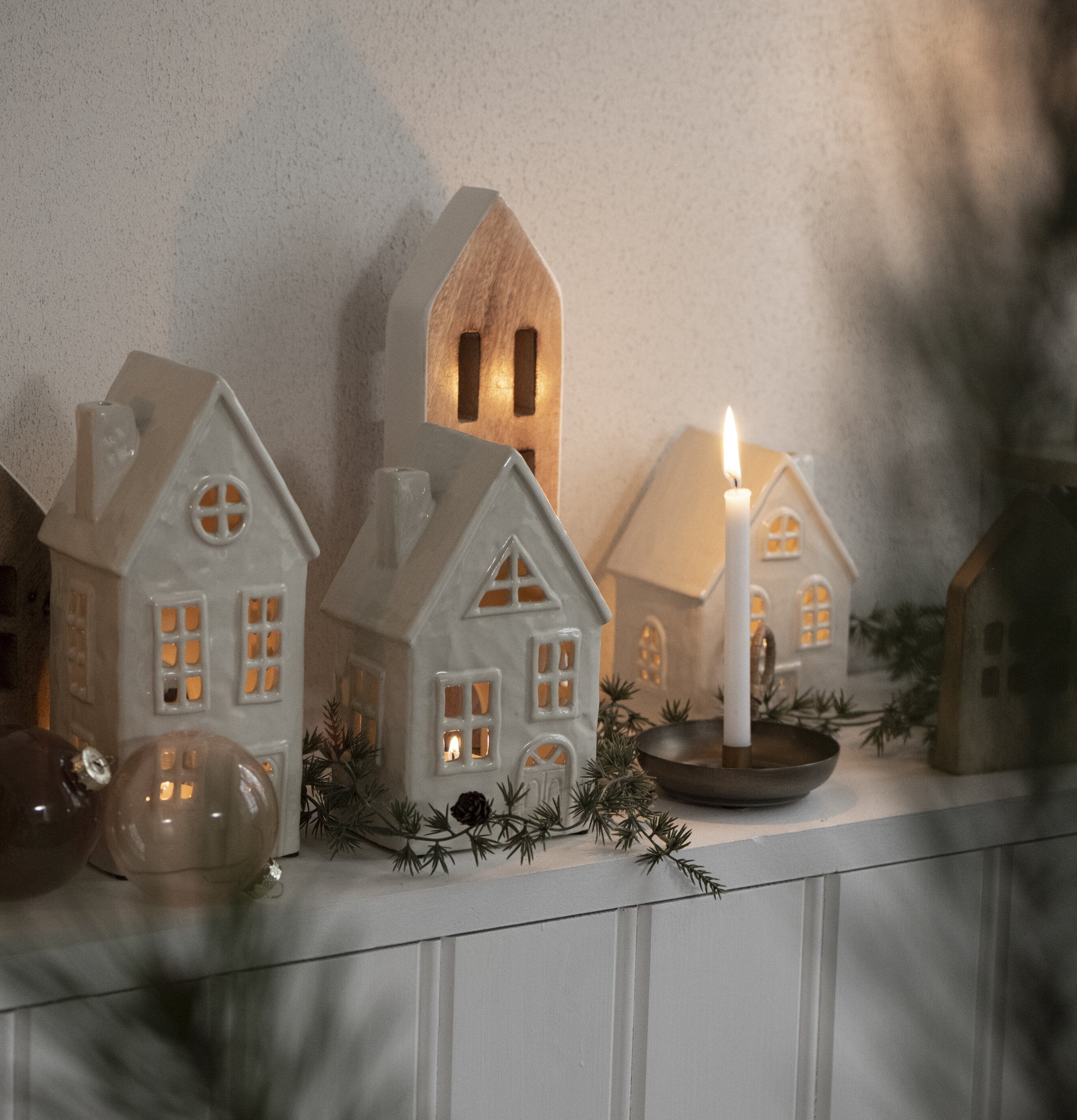 Ljuslykta Hus Välvd Dörr Creme från IB Laursen på en hylla