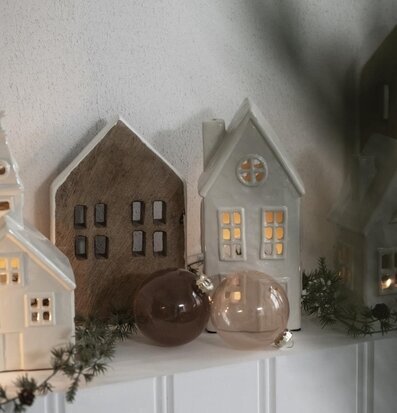 Trähus Stående 8 Fönster från IB Laursen på vit hylla