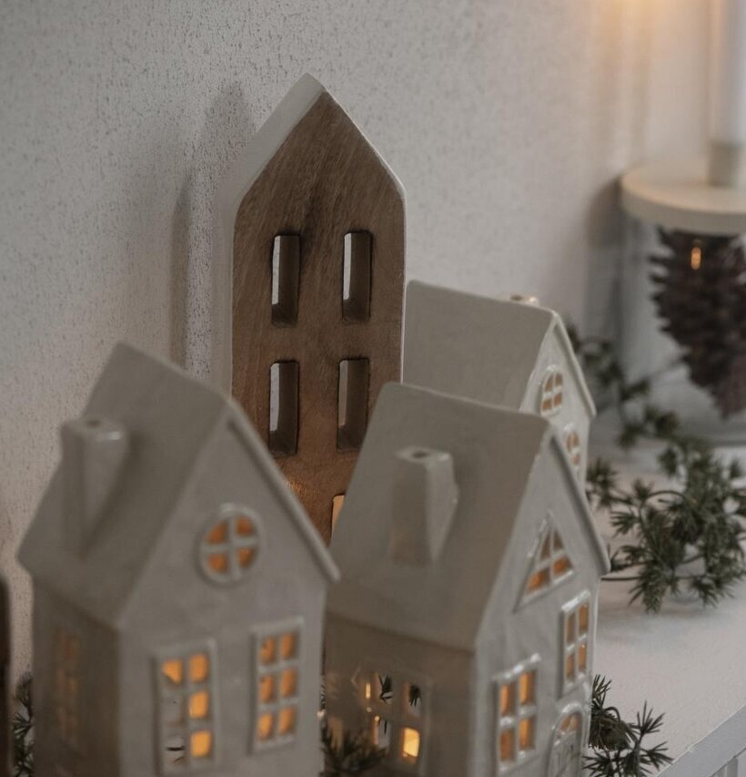 Trähus Stående 6 Fönster från IB Laursen med ljuslykta