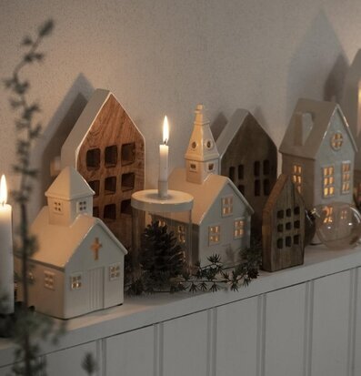 Trähus Stående 9 Fönster från IB Laursen på vit hylla