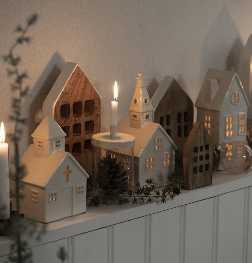 Trähus Stående 9 Fönster från IB Laursen på vit hylla