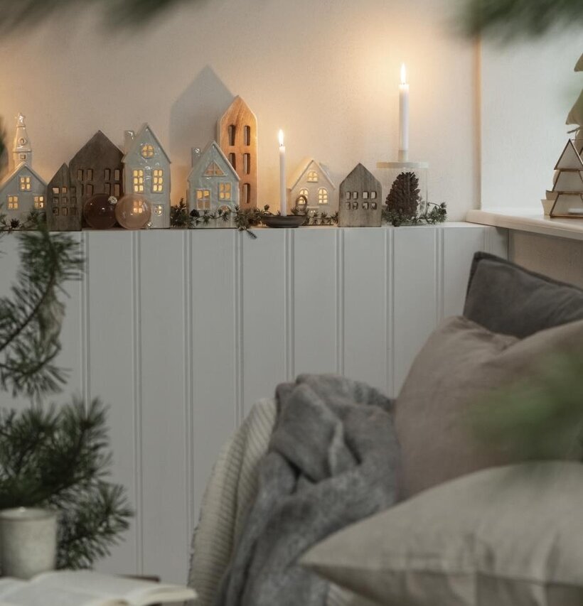 Trähus Stående 6 Fönster från IB Laursen på hylla med ljus